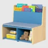 Rincón de lectura para niños pequeños con banco acolchado