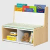 Rincón de lectura para niños pequeños con banco acolchado