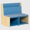 Rincón de lectura para niños pequeños con banco acolchado