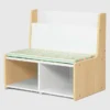 Rincón de lectura para niños pequeños con banco acolchado