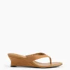 Sandalias de cuña con tiras entre los dedos de cuero vegano
