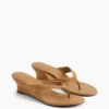 Sandalias de cuña con tiras entre los dedos de cuero vegano