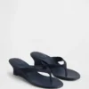 Sandalias de cuña con tiras entre los dedos de cuero vegano