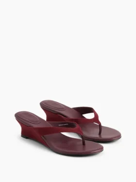 Sandalias de cuña con tiras entre los dedos de cuero vegano