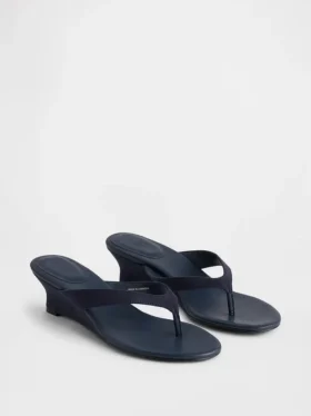 Sandalias de cuña con tiras entre los dedos de cuero vegano