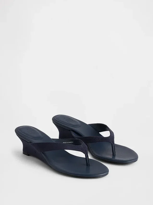 Sandalias de cuña con tiras entre los dedos de cuero vegano