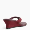 Sandalias de cuña con tiras entre los dedos de cuero vegano