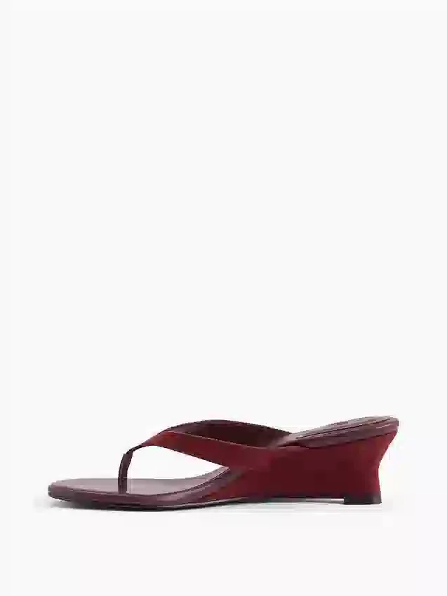 Sandalias de cuña con tiras entre los dedos de cuero vegano