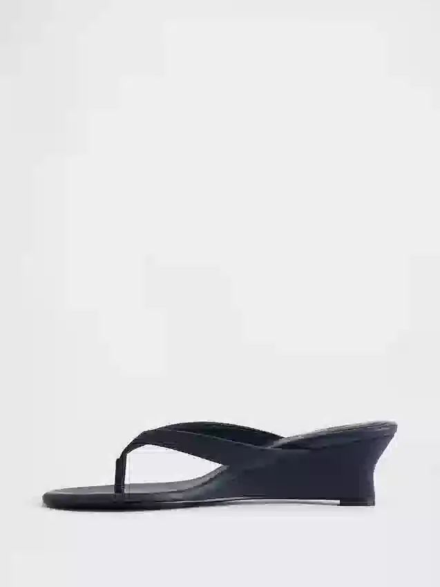 Sandalias de cuña con tiras entre los dedos de cuero vegano
