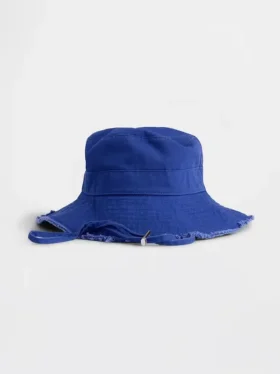 Sombrero de pescador con bordes deshilachados