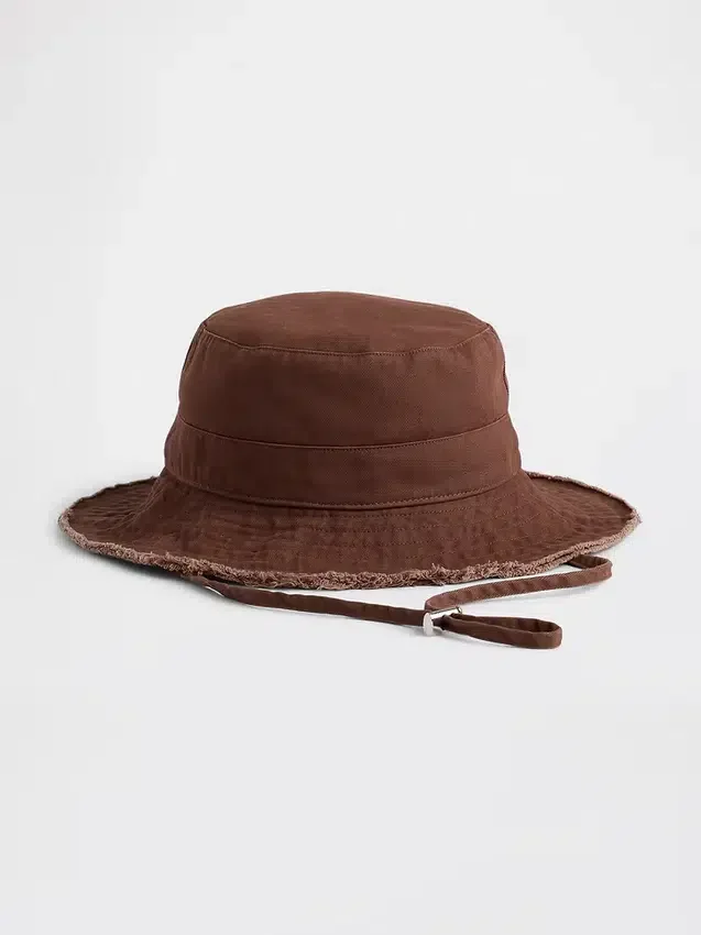 Sombrero de pescador con bordes deshilachados