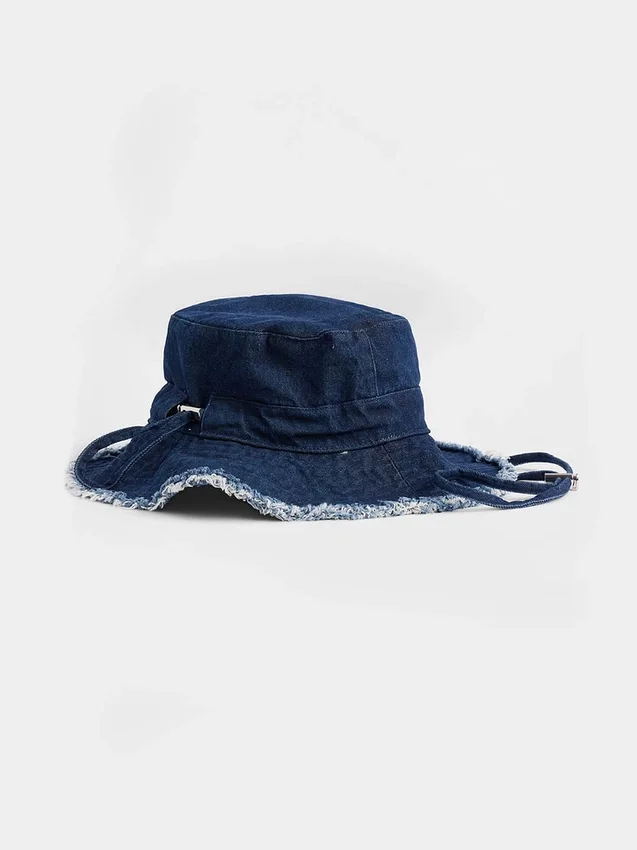 Sombrero de pescador con bordes deshilachados