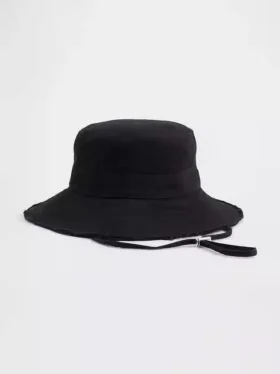 Sombrero de pescador con bordes deshilachados