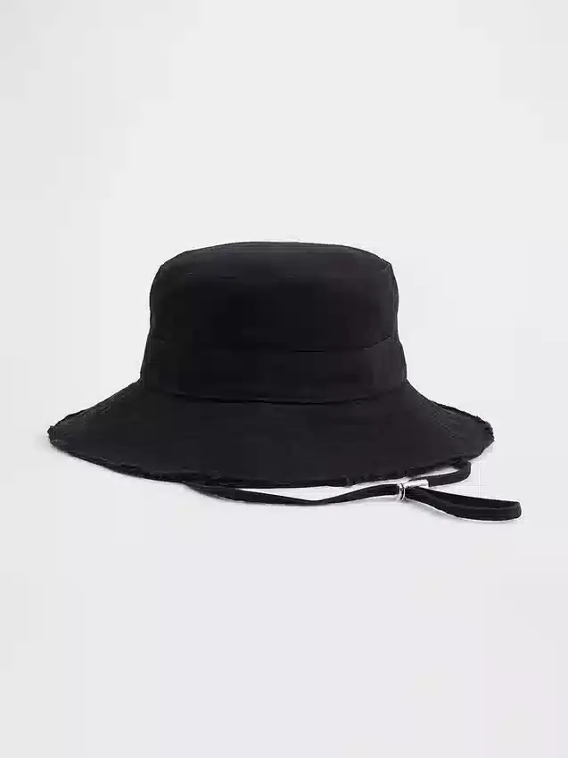 Sombrero de pescador con bordes deshilachados
