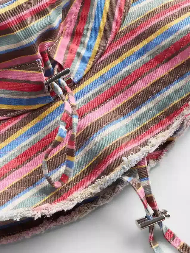 Sombrero de pescador con bordes deshilachados