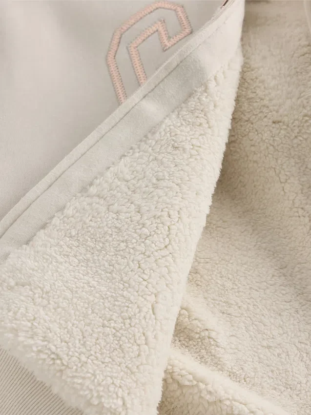 Sudadera con capucha para niños con logo gráfico y forro de sherpa