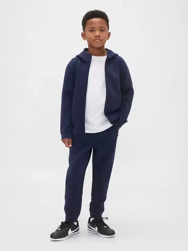 Sudadera con capucha y cremallera GapFit Tech de secado rápido para niños