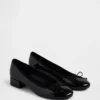 Tacones de charol vegano