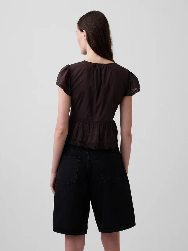 Top corto con peplum de gasa de encaje