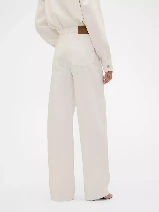 Vaqueros de talle alto con corte arqueado de GAP × Victoria Beckham