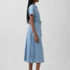 Vestido camisero midi de mezclilla con cinturón para atar