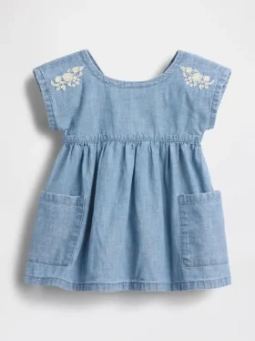 Vestido de mezclilla con bolsillos bordados para bebé