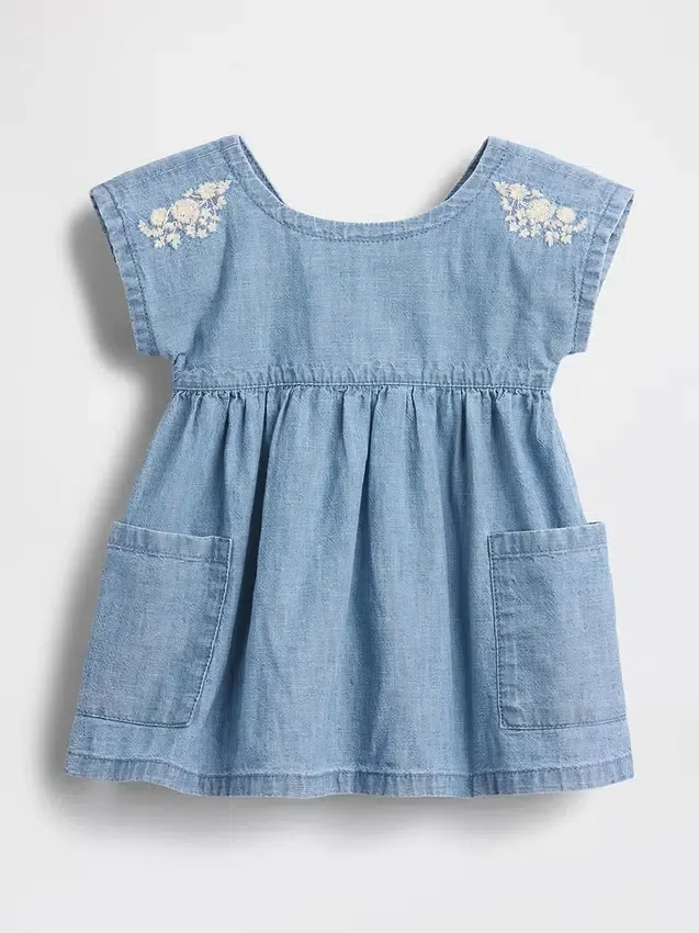 Vestido de mezclilla con bolsillos bordados para bebé