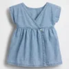 Vestido de mezclilla con bolsillos bordados para bebé