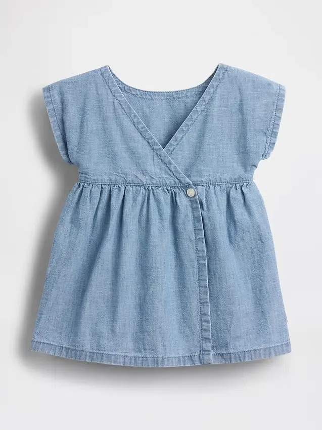 Vestido de mezclilla con bolsillos bordados para bebé