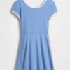 Vestido deportivo para niños con mangas casquillo