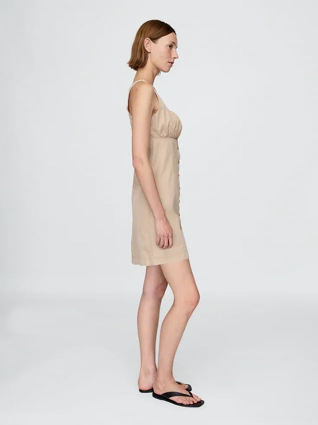 Vestido fruncido con botones en el frente