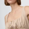 Vestido fruncido con botones en el frente