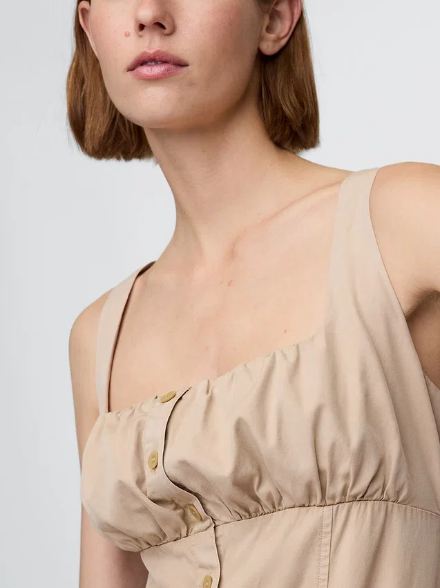Vestido fruncido con botones en el frente