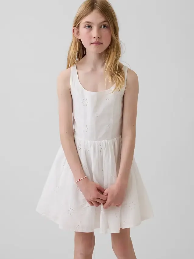 Vestido infantil con ojales