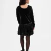 Vestido infantil con volantes y lentejuelas de materiales mixtos