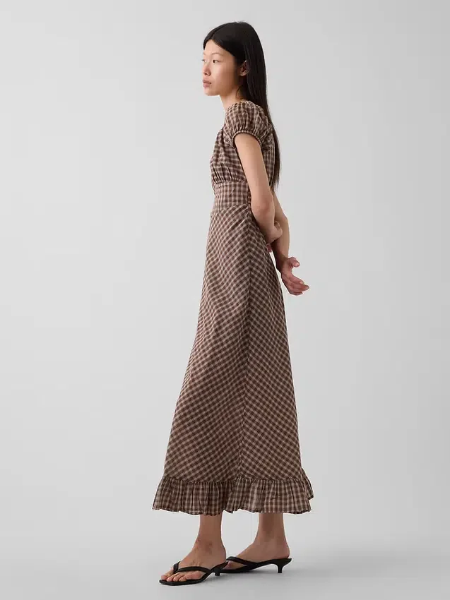Vestido largo con cuello en V y dobladillo con volantes