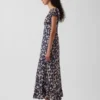 Vestido largo con cuello en V y dobladillo con volantes