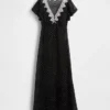 Vestido largo con cuello en V y ribete de encaje