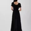 Vestido largo con mangas abullonadas bordadas
