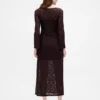 Vestido largo de encaje con mangas acampanadas