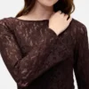 Vestido largo de encaje con mangas acampanadas