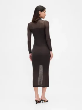 Vestido largo de jerséu transparente con cuello alto