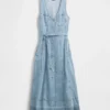 Vestido largo de mezclilla con cinturón para atar y botones en el frente