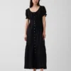 Vestido largo en capas con cuello redondo y ribete de encaje