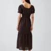 Vestido largo en capas con cuello redondo y ribete de encaje