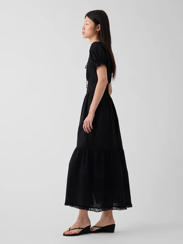 Vestido largo en capas con cuello redondo y ribete de encaje