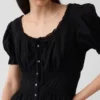 Vestido largo en capas con cuello redondo y ribete de encaje