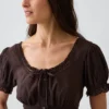 Vestido largo en capas con cuello redondo y ribete de encaje