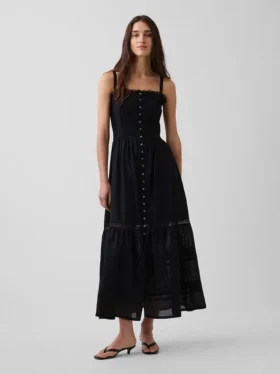 Vestido largo en capas con ojales
