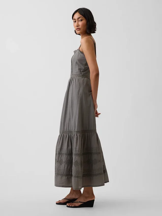 Vestido largo en capas con ojales